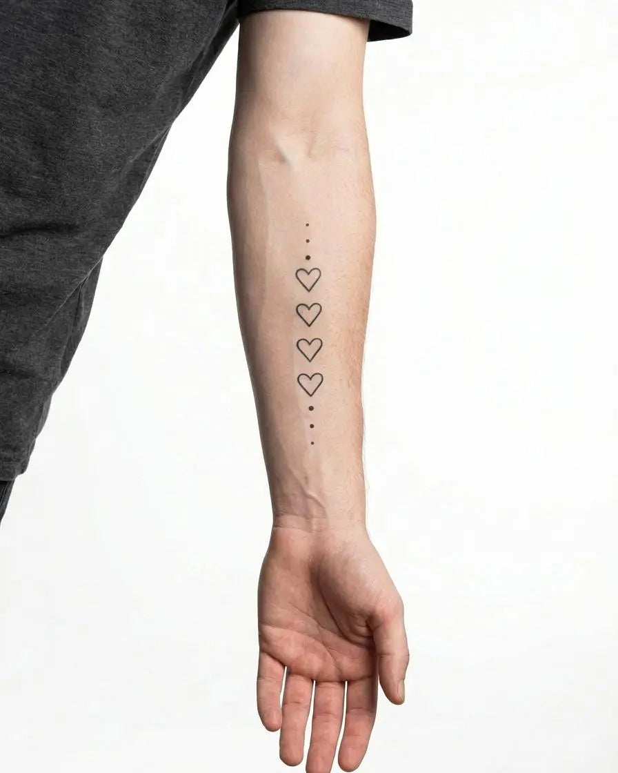 Tatuaggio semi-permanente INKON Catena di Cuori e Punti applicato su un uomo – design 4 x 7 in (10x17cm), aspetto realistico dell'inchiostro, dura 10 giorni