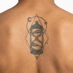 Tatuaggio semi-permanente INKON Clessidra Cosmica applicato su un uomo – design 4 x 7 in (10x17cm), aspetto realistico dell'inchiostro, dura 10 giorni