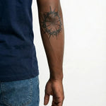 Tatuaggio semi-permanente INKON Corona di Spine applicato su un uomo – design 4 x 4 in (9x9cm), aspetto realistico dell'inchiostro, dura 10 giorni