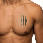 Tatuaggio semi-permanente INKON Claw Marks applicato su un uomo – design 3 x 4 in (7x10cm), aspetto realistico dell'inchiostro, dura 10 giorni