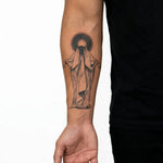 Tatuaggio semi-permanente INKON Fantasma Velato applicato su un uomo – design 4 x 7 in (10x17cm), aspetto realistico dell'inchiostro, dura 10 giorni