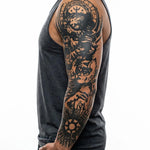Tatuaggio semi-permanente INKON Viking Warrior Sleeve applicato su un uomo – design 8 x 20 in (20x50cm), aspetto realistico dell'inchiostro, dura 10 giorni