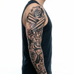 Tatuaggio semi-permanente INKON Revolvers & Roses applicato su un uomo – design 8 x 20 in (20x50cm), aspetto realistico dell'inchiostro, dura 10 giorni