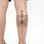 Tatuaggio semi-permanente INKON Moth & Ornate Dagger applicato su un uomo – design 4 x 8 in (11x21cm), aspetto realistico dell'inchiostro, dura 10 giorni