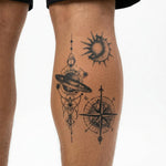 Tatuaggio semi-permanente INKON Navigazione Cosmica applicato su un uomo – design 4 x 7 in (10x17cm), aspetto realistico dell'inchiostro, dura 10 giorni