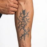 Tatuaggio semi-permanente INKON Ramo Spinoso applicato su un uomo – design 4 x 7 in (10x17cm), aspetto realistico dell'inchiostro, dura 10 giorni