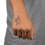 Tatuaggio semi-permanente INKON Leaf Branch applicato su un uomo – design 2 x 2 in (5x5cm), aspetto realistico dell'inchiostro, dura 10 giorni