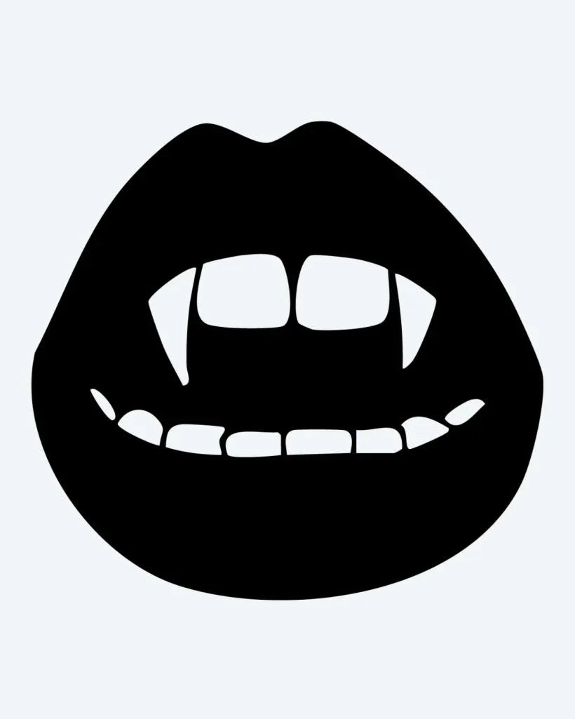 Design del tatuaggio semi-permanente Vampire Lips di INKON – illustrazione di labbra aperte con affilate zanne da vampiro, 2 x 2 in (5x5cm), disponibile su inkon.co
