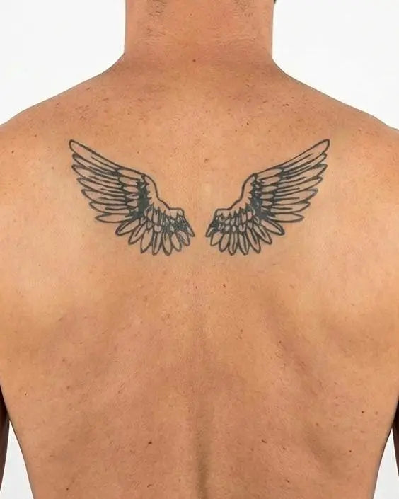 Tatuaggio semi-permanente INKON Angel Wings Pair applicato su un uomo – design 4 x 8 in (11x21cm), aspetto realistico dell'inchiostro, dura 10 giorni