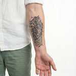 Tatuaggio semi-permanente INKON Ingranaggi Biomeccanici applicato su un uomo – design 4 x 7 in (10x17cm), aspetto realistico dell'inchiostro, dura 10 giorni