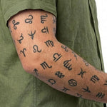 Tatuaggio semi-permanente INKON Collezione Segni Zodiacali applicato su un uomo – design 4 x 7 in (10x17cm), aspetto realistico dell'inchiostro, dura 10 giorni