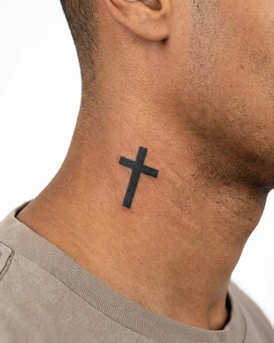Tatuaggio semi-permanente INKON Classic Cross applicato su un uomo – design 2 x 2 in (5x5cm), aspetto realistico dell'inchiostro, dura 10 giorni