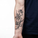 Tatuaggio semi-permanente INKON Rose e Spine applicato su un uomo – design 4 x 7 in (10x17cm), aspetto realistico dell'inchiostro, dura 10 giorni