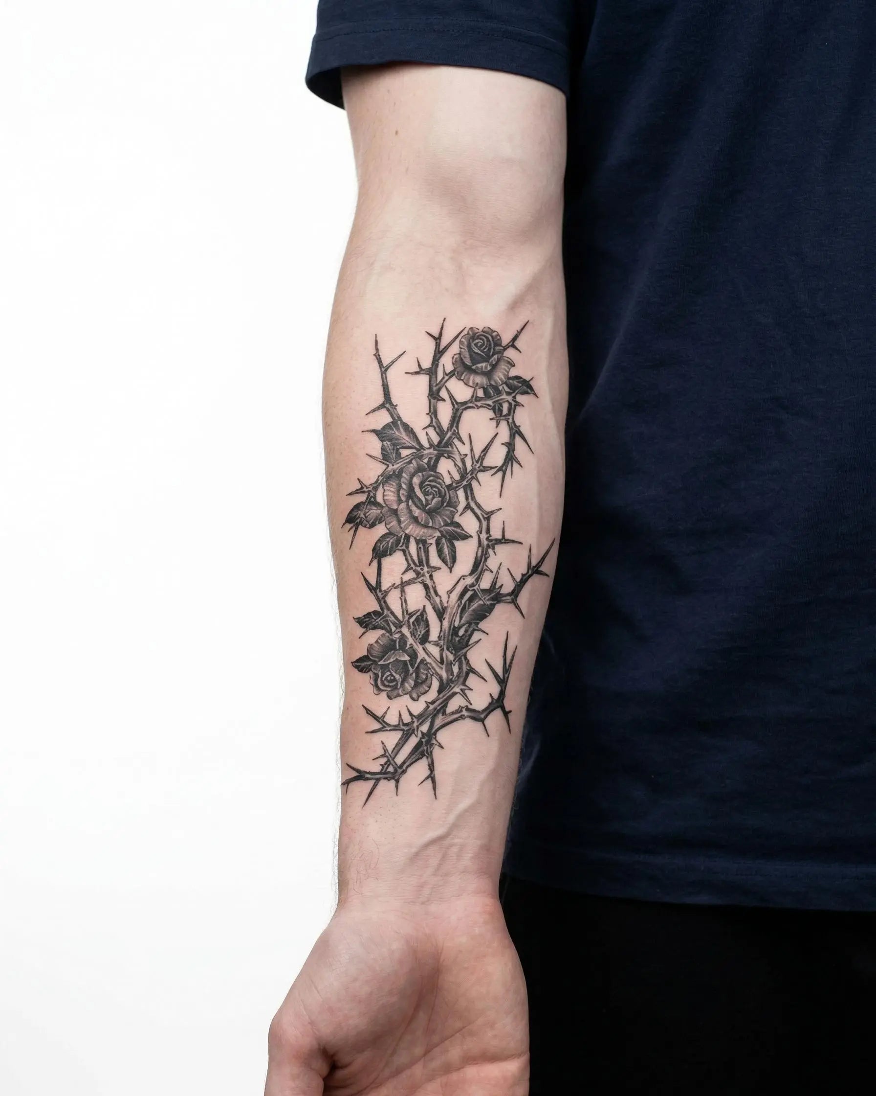 Tatuaggio semi-permanente INKON Rose e Spine applicato su un uomo – design 4 x 7 in (10x17cm), aspetto realistico dell'inchiostro, dura 10 giorni