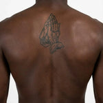 Tatuaggio semi-permanente INKON Mani Giunte in Preghiera con Rosario applicato su un uomo – design 4 x 7 in (10x17cm), aspetto realistico dell'inchiostro, dura 10 giorni