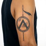 Tatuaggio semi-permanente INKON Spartan Shield & Spear applicato su un uomo – design 4 x 7 in (10x17cm), aspetto realistico dell'inchiostro, dura 10 giorni