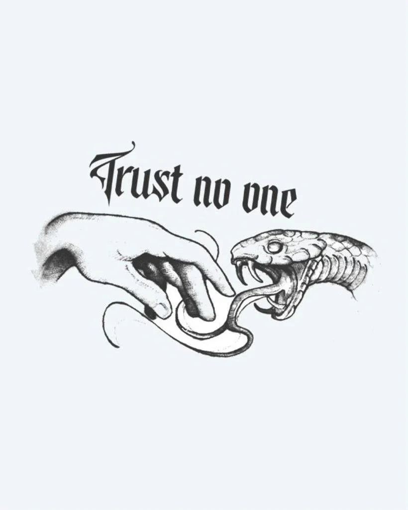 Design del tatuaggio semi-permanente Morso di Serpente Trust No One di INKON – illustrazione protesa, verso, serpente, gotico, corsivo, 4 x 7 in (10x17cm), disponibile su inkon.co