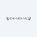Design del tatuaggio semi-permanente Veni Vidi Vici di INKON – illustrazione della frase latina Veni Vidi Vici, 4 x 7 in (10x17cm), disponibile su inkon.co