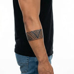 Tatuaggio semi-permanente INKON Bracciale Polinesiano a V applicato su un uomo – design 2 x 9 in (5x23cm), aspetto realistico dell'inchiostro, dura 10 giorni