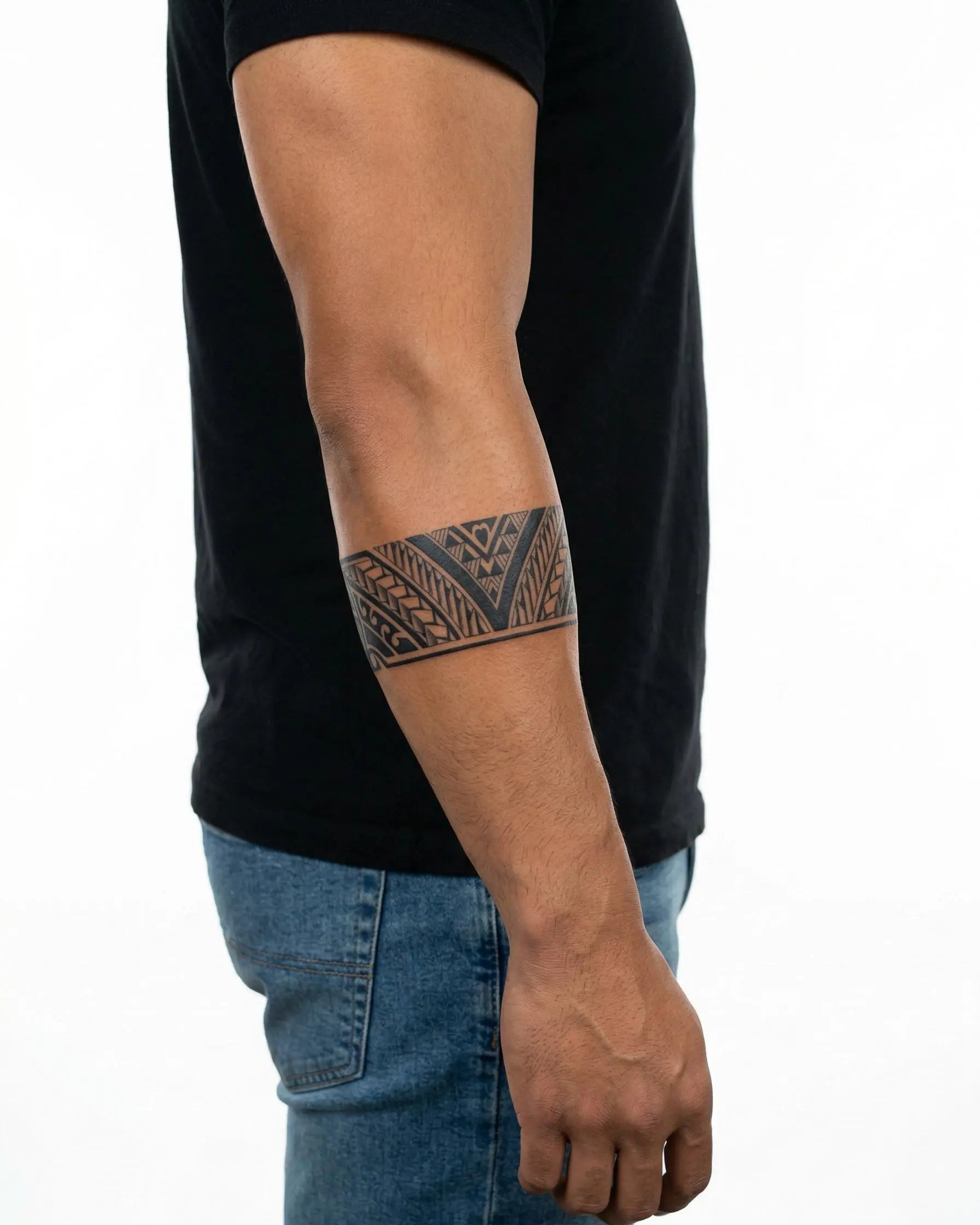 Tatuaggio semi-permanente INKON Bracciale Polinesiano a V applicato su un uomo – design 2 x 9 in (5x23cm), aspetto realistico dell'inchiostro, dura 10 giorni