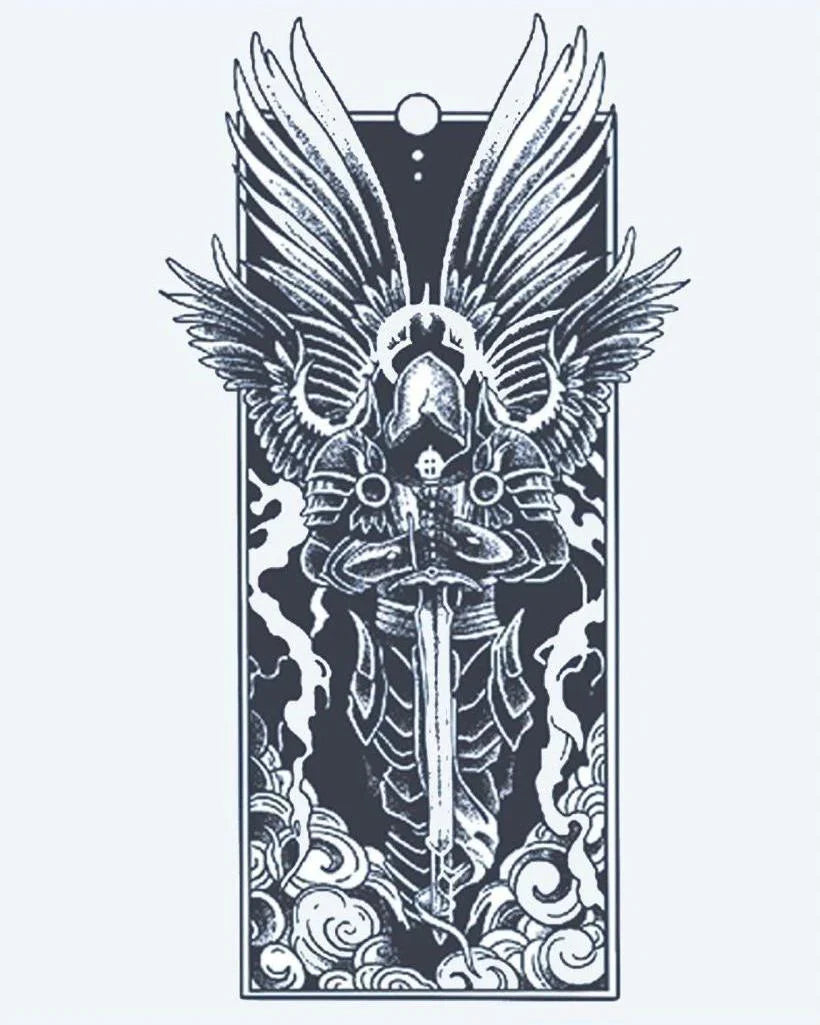 Design del tatuaggio semi-permanente Arcangelo Oscuro di INKON – illustrazione corazzato, arcangelo, spiegate, ali, impugna, 4 x 7 in (10x17cm), disponibile su inkon.co