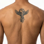 Tatuaggio semi-permanente INKON Winged Atlas applicato su un uomo – design 4 x 8 in (11x21cm), aspetto realistico dell'inchiostro, dura 10 giorni
