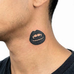 Tatuaggio semi-permanente INKON Vampire Lips applicato su un uomo – design 2 x 2 in (5x5cm), aspetto realistico dell'inchiostro, dura 10 giorni