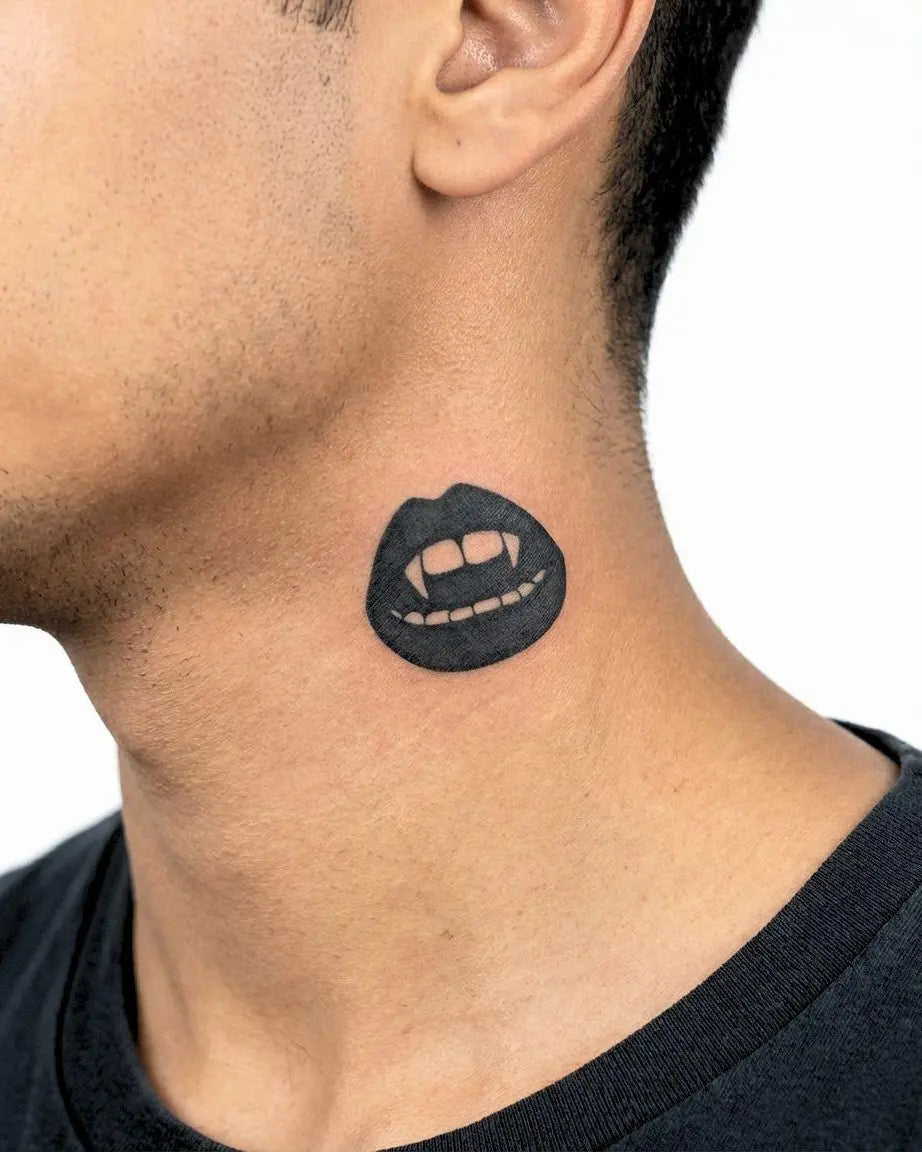 Tatuaggio semi-permanente INKON Vampire Lips applicato su un uomo – design 2 x 2 in (5x5cm), aspetto realistico dell'inchiostro, dura 10 giorni