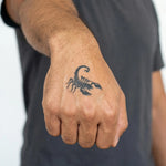 Tatuaggio semi-permanente INKON Scorpion applicato su un uomo – design 2 x 2 in (5x5cm), aspetto realistico dell'inchiostro, dura 10 giorni