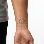 Tatuaggio semi-permanente INKON Wave & Sunshine applicato su un uomo – design 2 x 2 in (5x5cm), aspetto realistico dell'inchiostro, dura 10 giorni