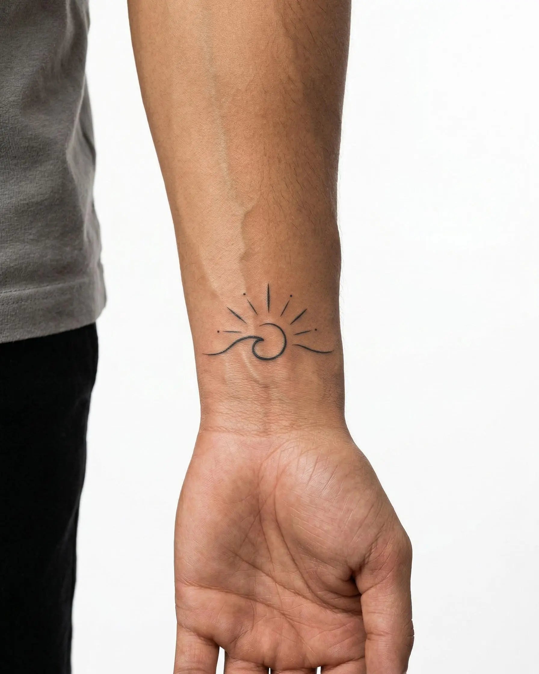 Tatuaggio semi-permanente INKON Wave & Sunshine applicato su un uomo – design 2 x 2 in (5x5cm), aspetto realistico dell'inchiostro, dura 10 giorni