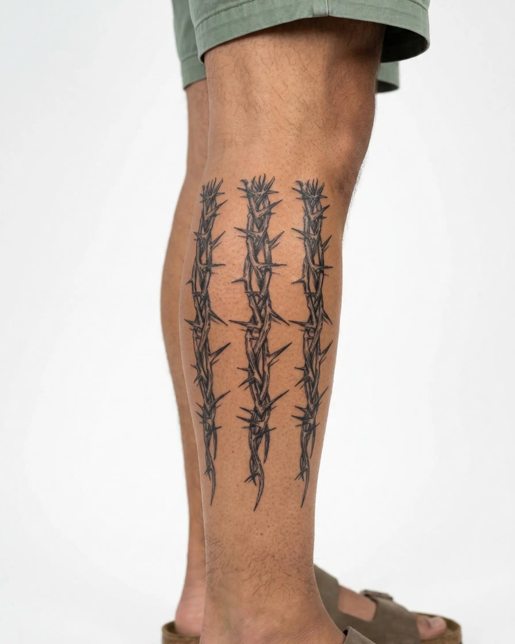 Tatuaggio semi-permanente INKON Bracciali di Rovi applicato su un uomo – design 4 x 7 in (10x17cm), aspetto realistico dell'inchiostro, dura 10 giorni