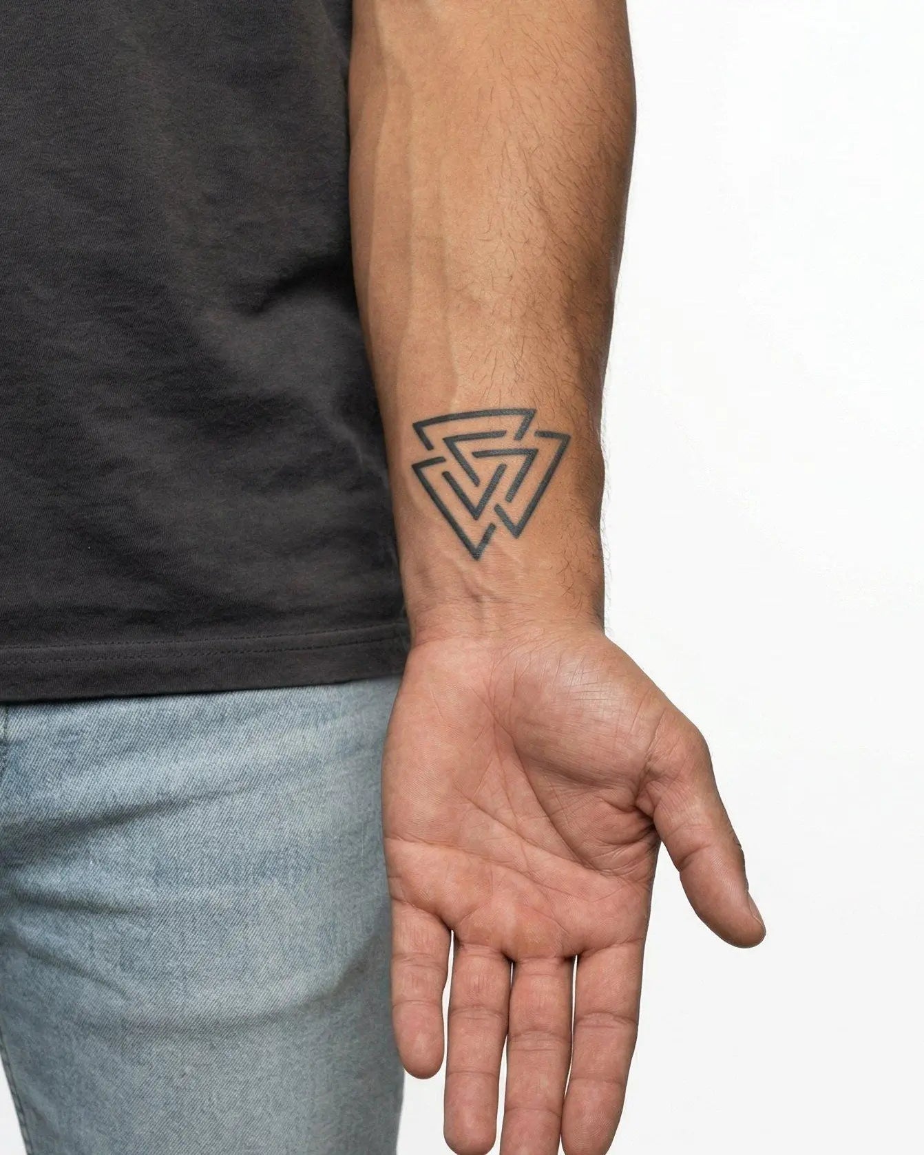 Tatuaggio semi-permanente INKON Valknut Triangles applicato su un uomo – design 2 x 2 in (5x5cm), aspetto realistico dell'inchiostro, dura 10 giorni
