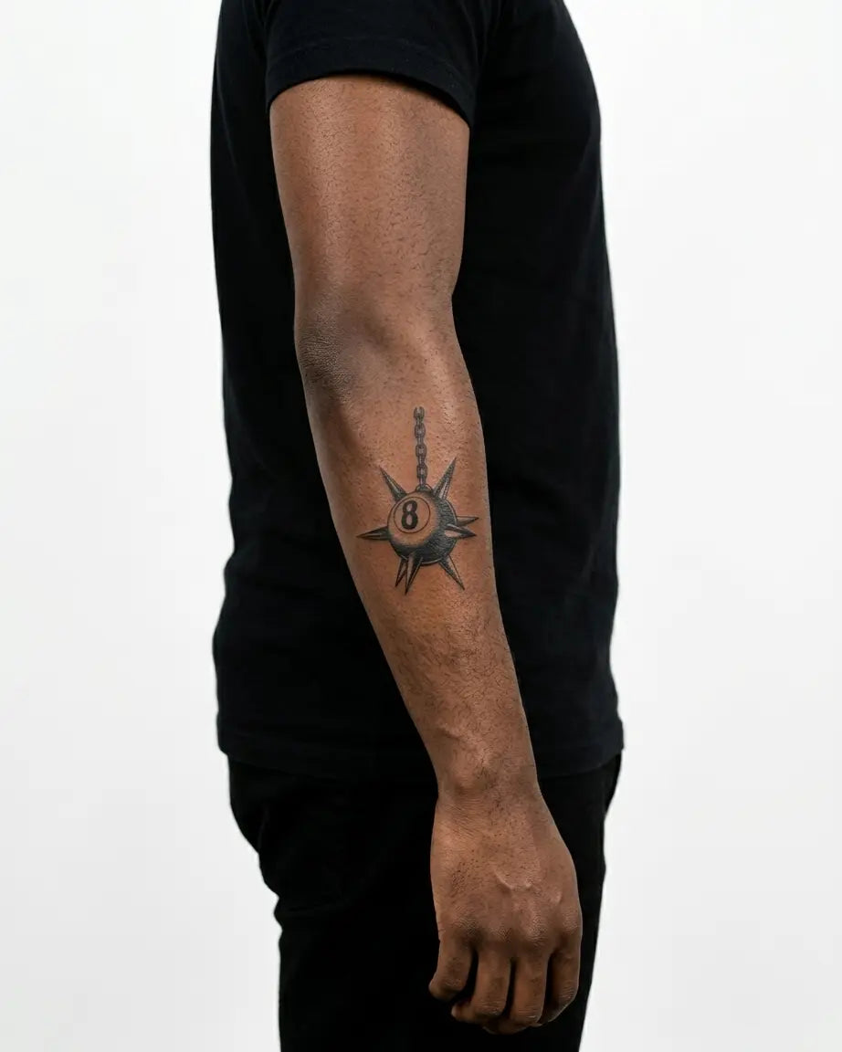 Tatuaggio semi-permanente INKON Spiked 8-Ball Flail applicato su un uomo – design 3 x 4 in (7x10cm), aspetto realistico dell'inchiostro, dura 10 giorni