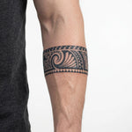 Tatuaggio semi-permanente INKON Bracciale Tribale Polinesiano applicato su un uomo – design 2 x 9 in (5x23cm), aspetto realistico dell'inchiostro, dura 10 giorni