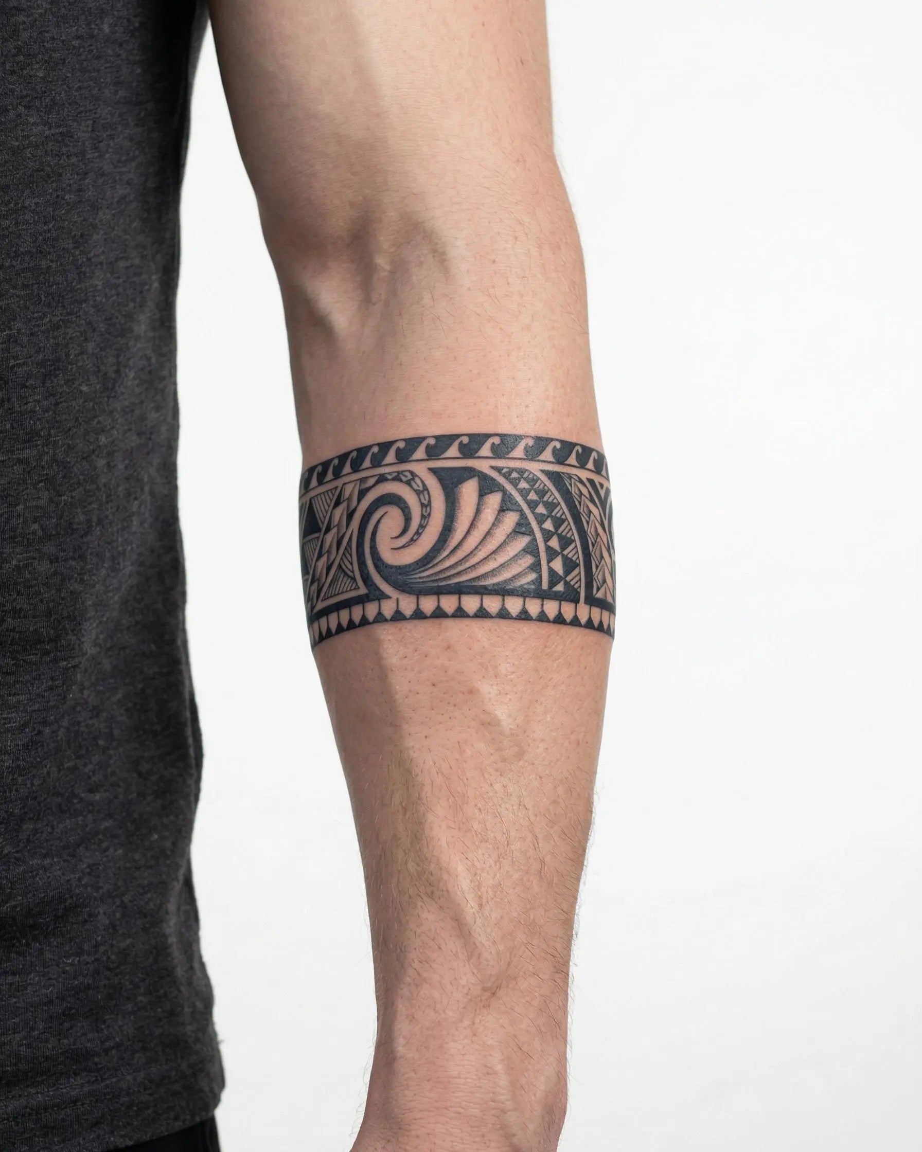 Tatuaggio semi-permanente INKON Bracciale Tribale Polinesiano applicato su un uomo – design 2 x 9 in (5x23cm), aspetto realistico dell'inchiostro, dura 10 giorni