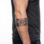 Tatuaggio semi-permanente INKON Bracciale Giardino di Rose applicato su un uomo – design 2 x 9 in (5x23cm), aspetto realistico dell'inchiostro, dura 10 giorni