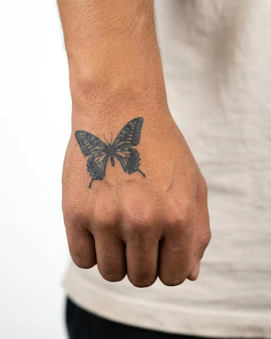 Tatuaggio semi-permanente INKON Swallowtail Butterfly applicato su un uomo – design 2 x 2 in (5x5cm), aspetto realistico dell'inchiostro, dura 10 giorni