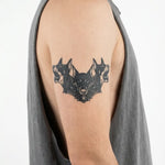 Tatuaggio semi-permanente INKON Cerberus Triple Doberman applicato su un uomo – design 4 x 4 in (9x9cm), aspetto realistico dell'inchiostro, dura 10 giorni