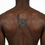 Tatuaggio semi-permanente INKON Teschio Realistico applicato su un uomo – design 4 x 7 in (10x17cm), aspetto realistico dell'inchiostro, dura 10 giorni
