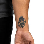 Tatuaggio semi-permanente INKON Anime Warrior applicato su un uomo – design 2 x 2 in (5x5cm), aspetto realistico dell'inchiostro, dura 10 giorni