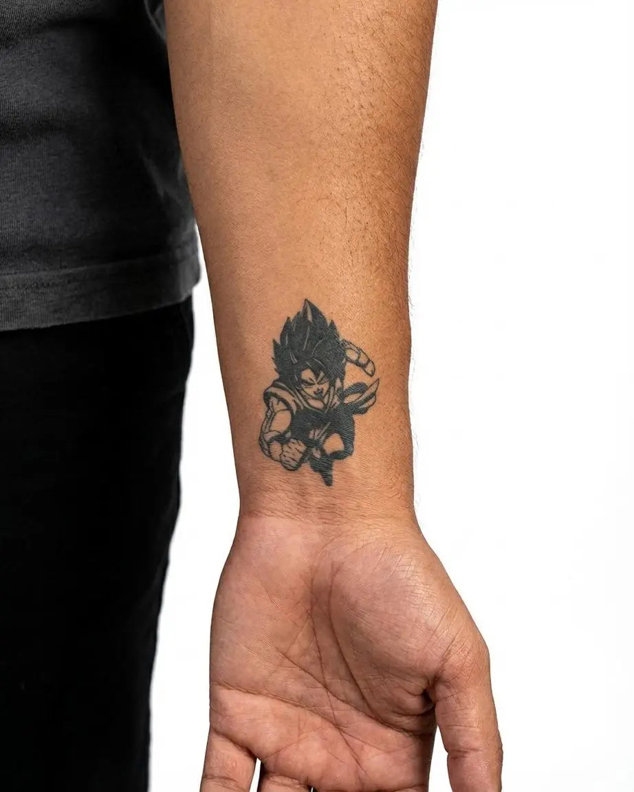 Tatuaggio semi-permanente INKON Anime Warrior applicato su un uomo – design 2 x 2 in (5x5cm), aspetto realistico dell'inchiostro, dura 10 giorni