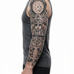 Tatuaggio semi-permanente INKON Viking Odin & Runes applicato su un uomo – design 8 x 20 in (20x50cm), aspetto realistico dell'inchiostro, dura 10 giorni