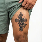 Tatuaggio semi-permanente INKON Mani in Preghiera e Croce Ornata applicato su un uomo – design 4 x 7 in (10x17cm), aspetto realistico dell'inchiostro, dura 10 giorni