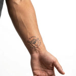 Tatuaggio semi-permanente INKON Good Vibes Only applicato su un uomo – design 2 x 2 in (5x5cm), aspetto realistico dell'inchiostro, dura 10 giorni