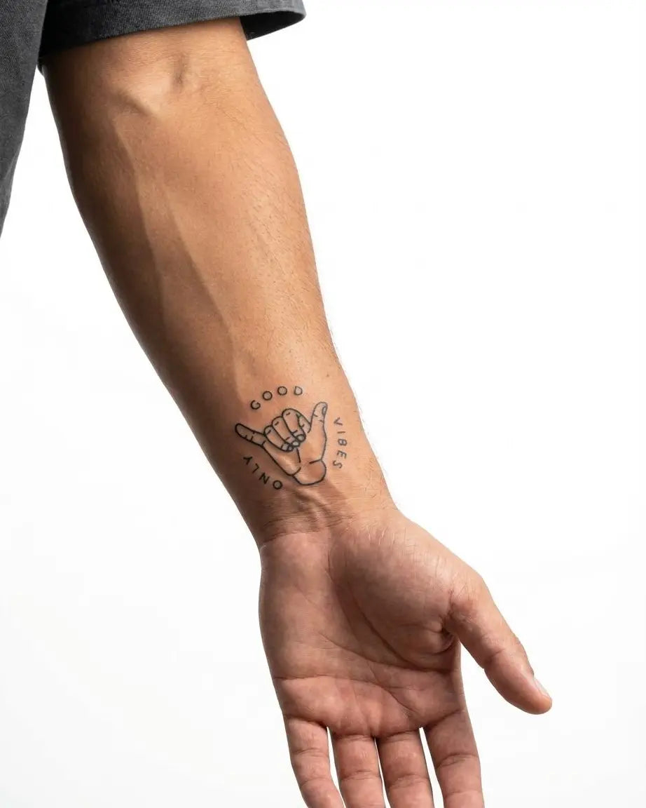Tatuaggio semi-permanente INKON Good Vibes Only applicato su un uomo – design 2 x 2 in (5x5cm), aspetto realistico dell'inchiostro, dura 10 giorni