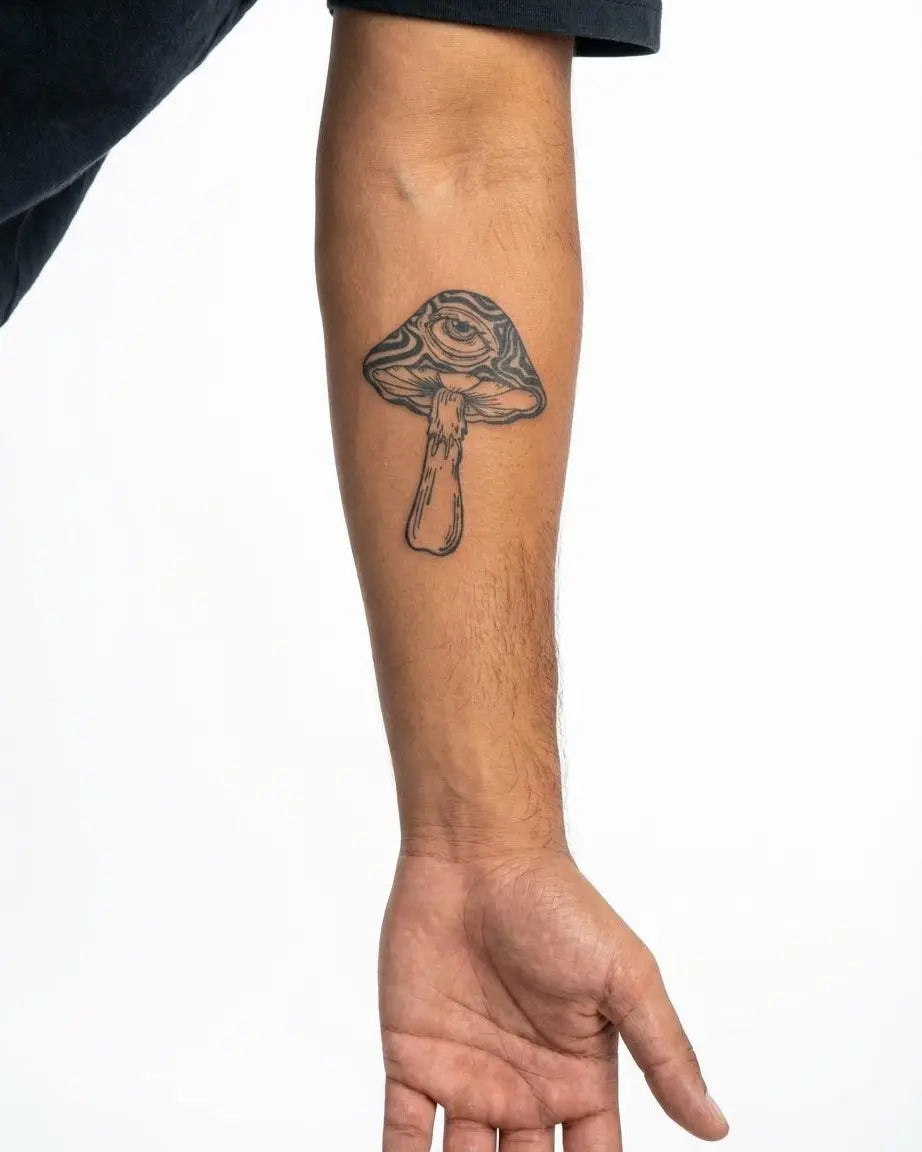Tatuaggio semi-permanente INKON Psychedelic Mushroom Eye applicato su un uomo – design 3 x 4 in (7x10cm), aspetto realistico dell'inchiostro, dura 10 giorni
