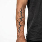 Tatuaggio semi-permanente INKON Cracked Wall applicato su un uomo – design 4 x 8 in (11x21cm), aspetto realistico dell'inchiostro, dura 10 giorni