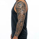 Tatuaggio semi-permanente INKON Japanese Clouds & Cherry Blossoms applicato su un uomo – design 8 x 20 in (20x50cm), aspetto realistico dell'inchiostro, dura 10 giorni