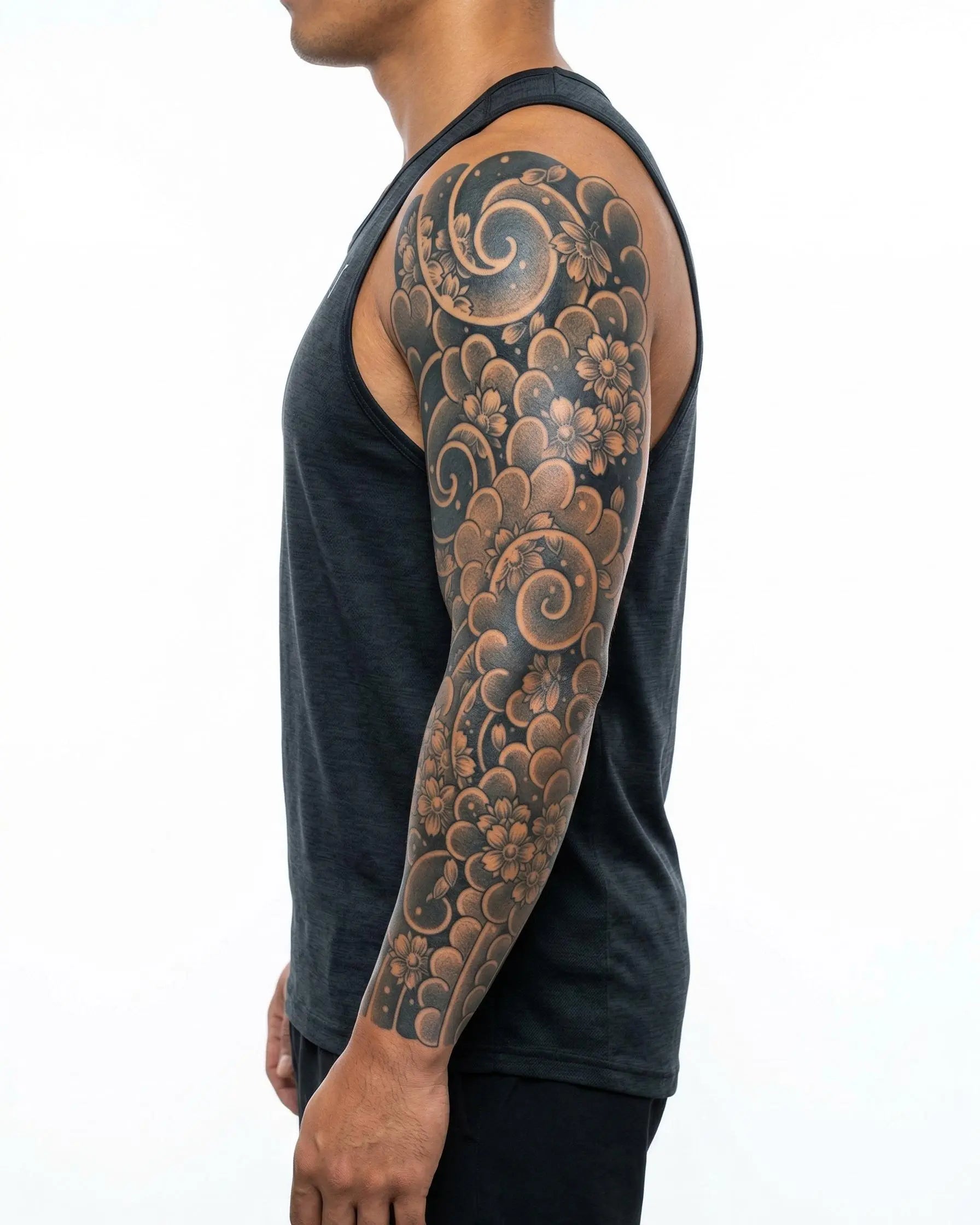 Tatuaggio semi-permanente INKON Japanese Clouds & Cherry Blossoms applicato su un uomo – design 8 x 20 in (20x50cm), aspetto realistico dell'inchiostro, dura 10 giorni